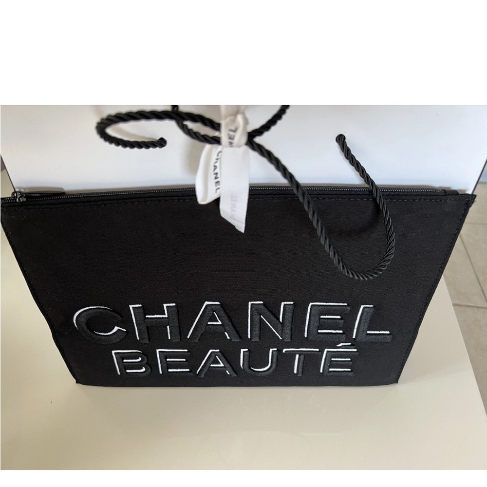 CHANEL Black and White Beauté Pouch